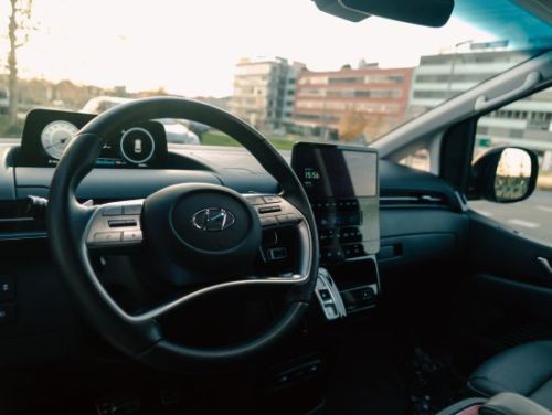 Hyundai Staria Luxury - 7 miestne
