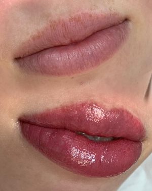 Tetovanie pier - Aquarelle lips/lipstik efekt (efekt rúžu)