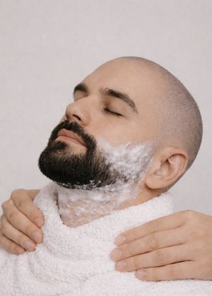 Holení hlavy strojkem, úprava vousů, HOT TOWEL